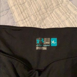 Under armour black center seemed yoga capris XL